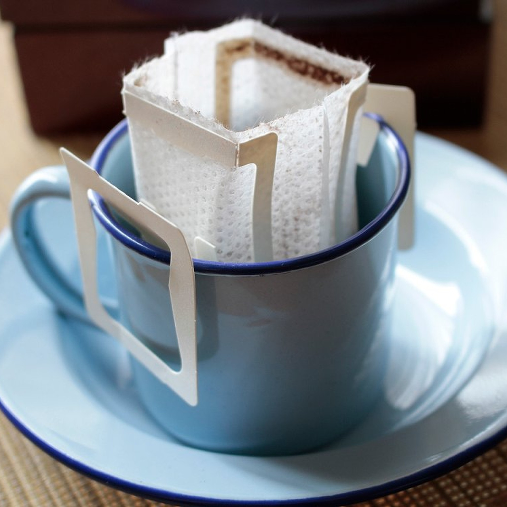 Magellan dans une tasse émaillée bleue